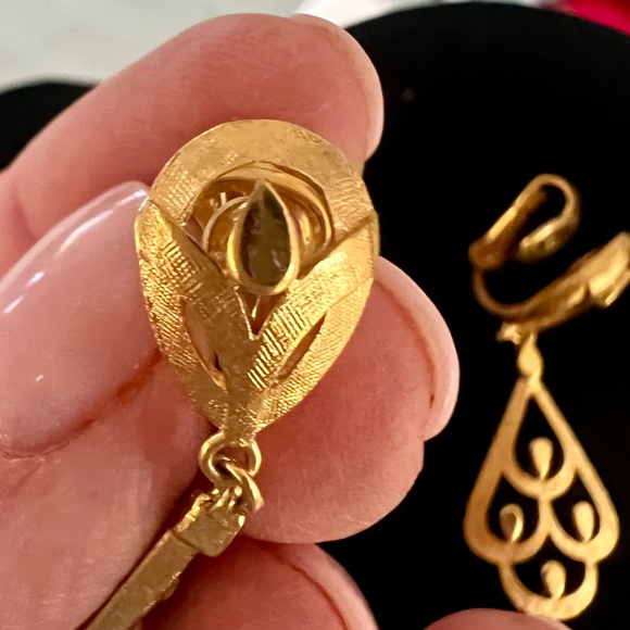 Vintage Crown Trifari gold tone Clip On Dangle Earrings - Picture 5 of 6